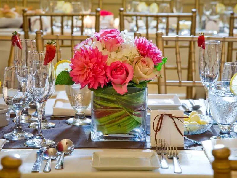 White and pink flowers as wedding centerpiece on the table