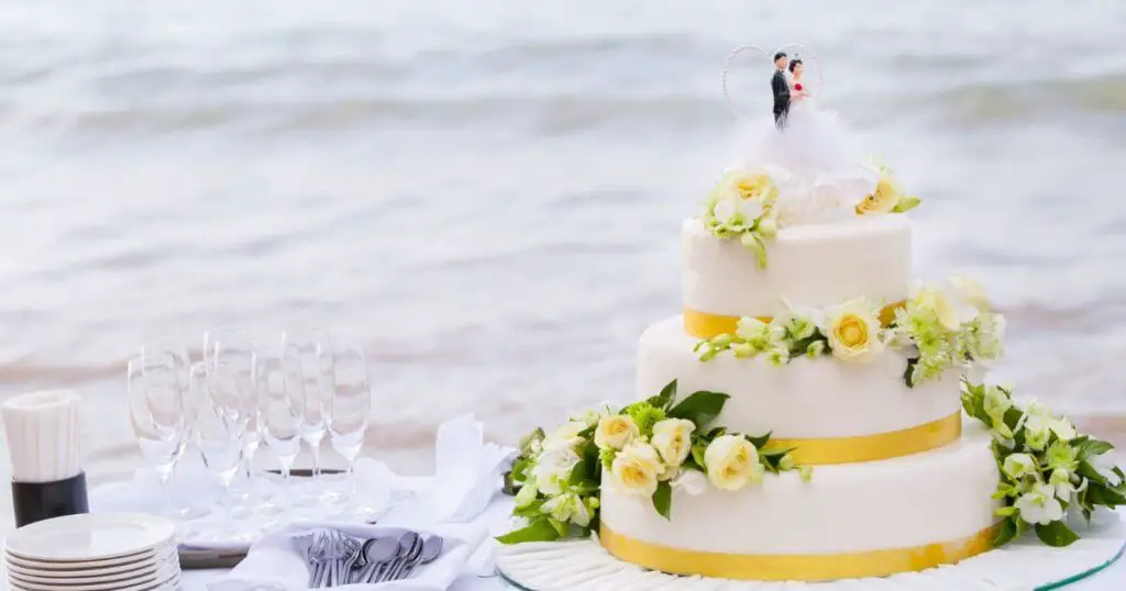 wedding cake & yellow roses
