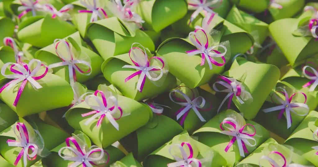 wedding souvenirs small boxes wrapped in green paper